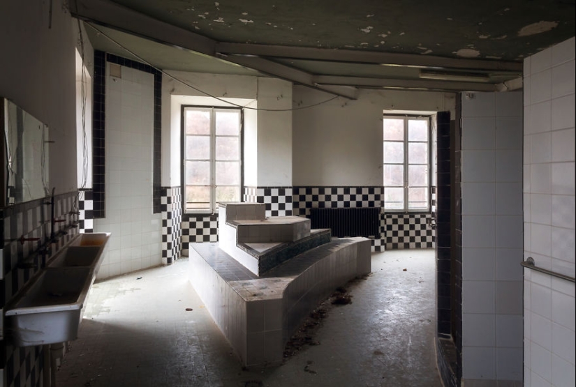 Fragments of old France: abandoned buildings of incredible beauty