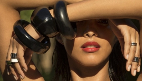 Free women in the pictures of Hans Feuer's classic gloss