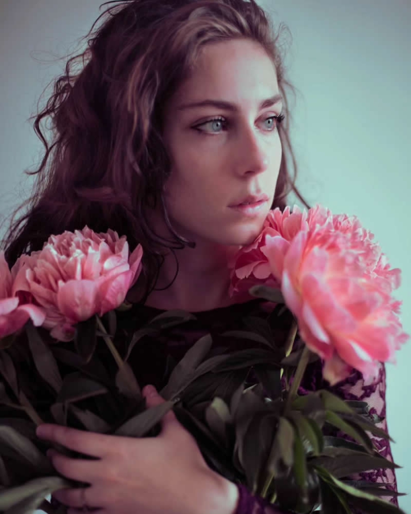French photographer Laura Chabuet Captures Soulful and Emotive Fine Art Portraits French photographer Laura Chabuet Captures Soulful and Emotive Fine Art Portraits