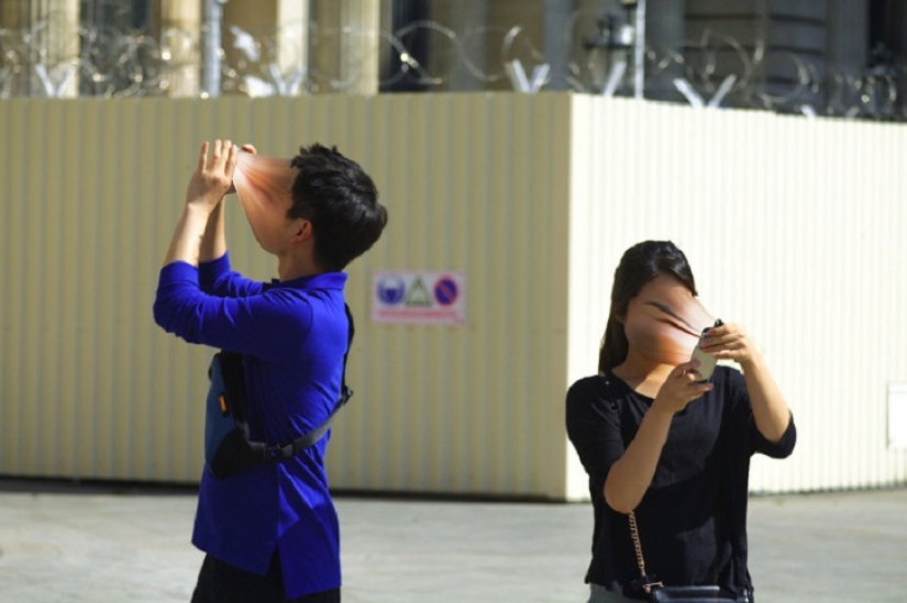 Frightening photo, showing our obsession with digital devices