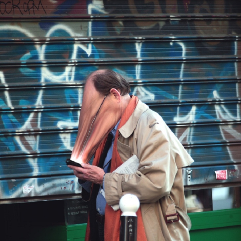 Frightening photo, showing our obsession with digital devices