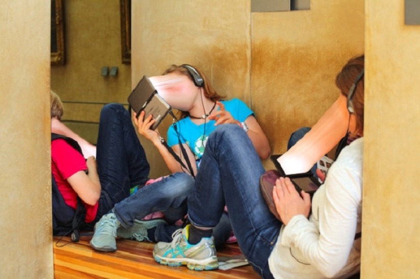 Frightening photo, showing our obsession with digital devices