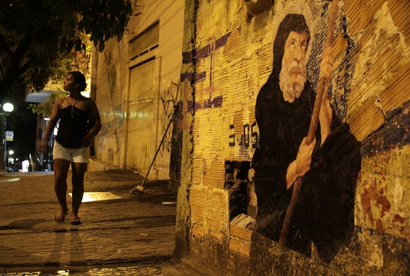 Fugitivos del museo: retratos del Louvre y del Prado en la calle Fugitivos del museo: retratos del Louvre y del Prado en la calle