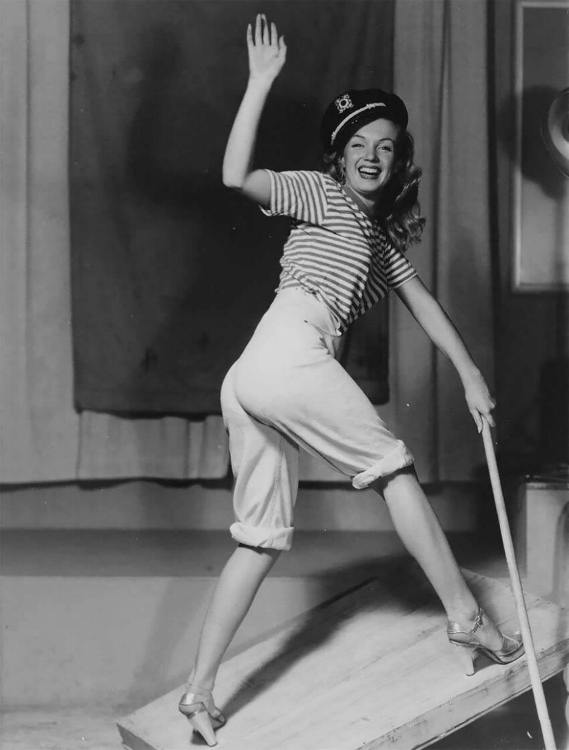 Futuro símbolo sexual Marilyn Monroe posando para pinup artista Earl Moran en el finales de los 40‑s Futuro símbolo sexual Marilyn Monroe posando para pinup artista Earl Moran en el finales de los 40‑s