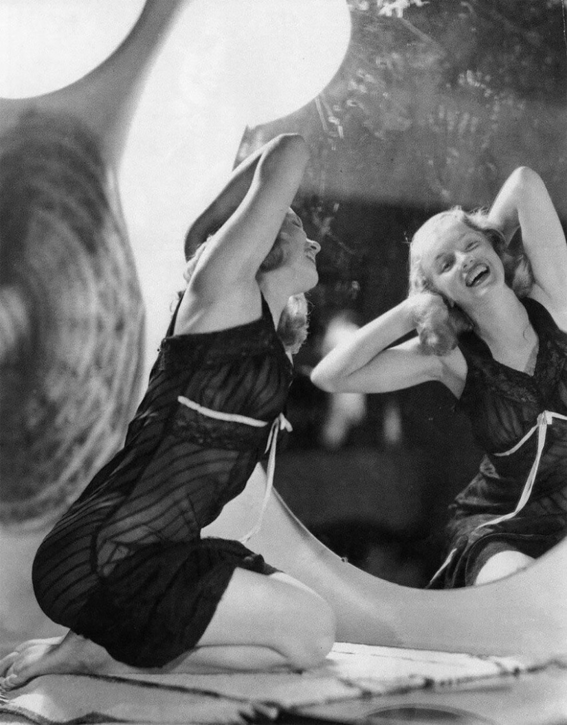 Futuro símbolo sexual Marilyn Monroe posando para pinup artista Earl Moran en el finales de los 40‑s Futuro símbolo sexual Marilyn Monroe posando para pinup artista Earl Moran en el finales de los 40‑s