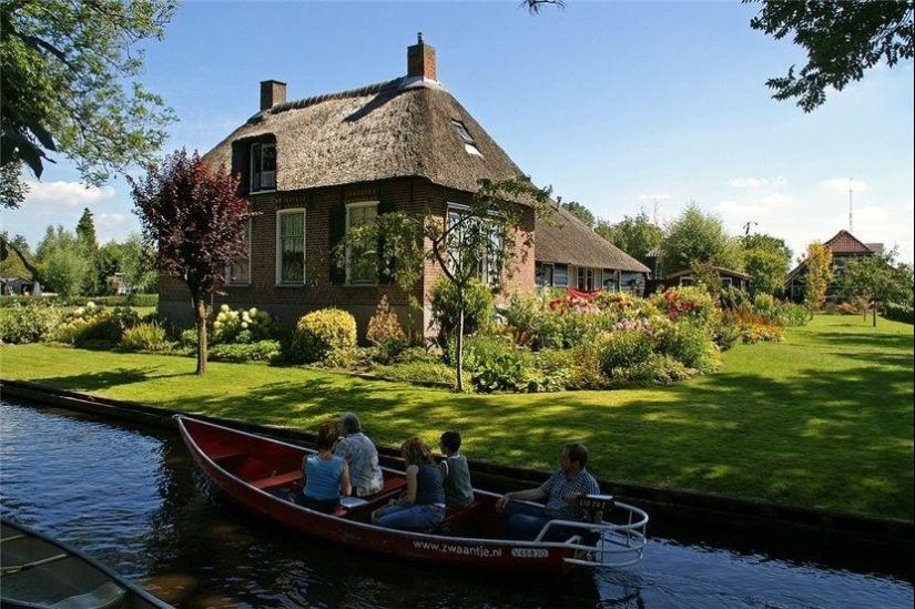 Giethoorn: the amazing Dutch village where there are no roads Giethoorn: the amazing Dutch village where there are no roads