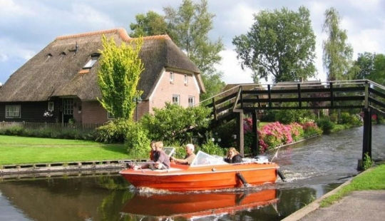 Giethoorn: the amazing Dutch village where there are no roads