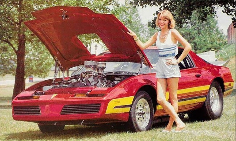Girls and cars 80s: a collection of iconic magazine photos Autobuff