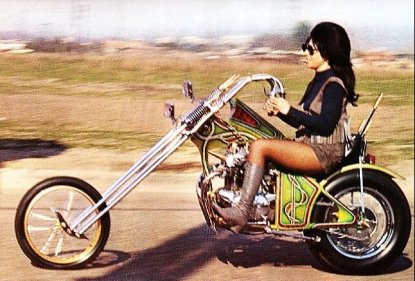 Girls and motorcycles — 20 wonderful retro pictures