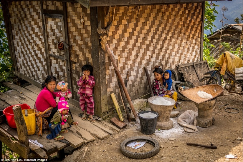 Girls of the Chin people get disfiguring tattoos on their faces so that they are not kidnapped Girls of the Chin people get disfiguring tattoos on their faces so that they are not kidnapped