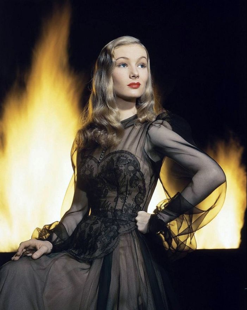Glamorous 40s in color and excellent quality