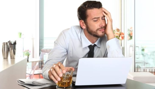 "Glass like a teetotaler", or How to properly hide intoxication "Glass like a teetotaler", or How to properly hide intoxication