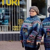 "Golden hands": Finnish artist knits people and even whole rooms "Golden hands": Finnish artist knits people and even whole rooms