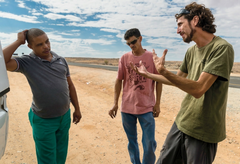 Guía del autoestopista galáctico para el planeta: la historia de un rebelde, viajado por el mundo entero en señal de protesta