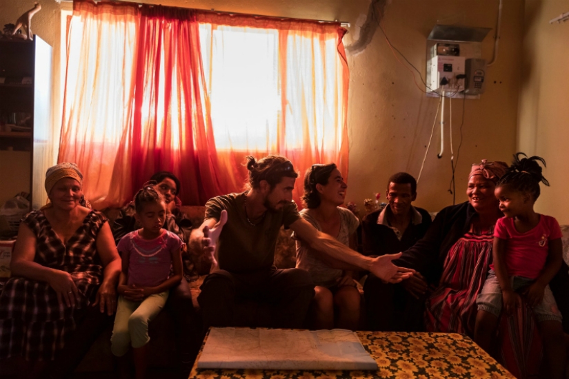 Guía del autoestopista galáctico para el planeta: la historia de un rebelde, viajado por el mundo entero en señal de protesta
