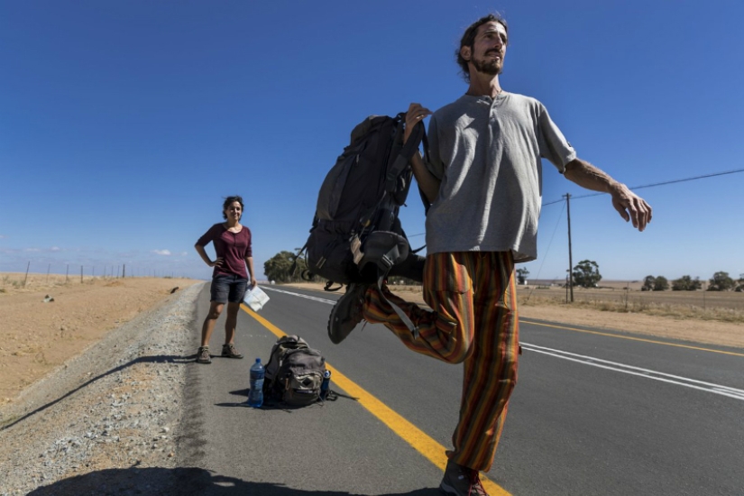 Guía del autoestopista galáctico para el planeta: la historia de un rebelde, viajado por el mundo entero en señal de protesta