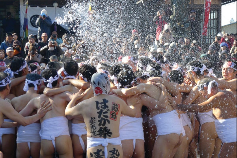 Hadaka matsuri-una celebración de hombres desnudos en Japón