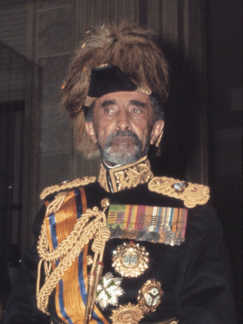 Haile Selassie: el último emperador de Etiopía, descendiente del rey Salomón y de la reina de Saba. Haile Selassie: el último emperador de Etiopía, descendiente del rey Salomón y de la reina de Saba.
