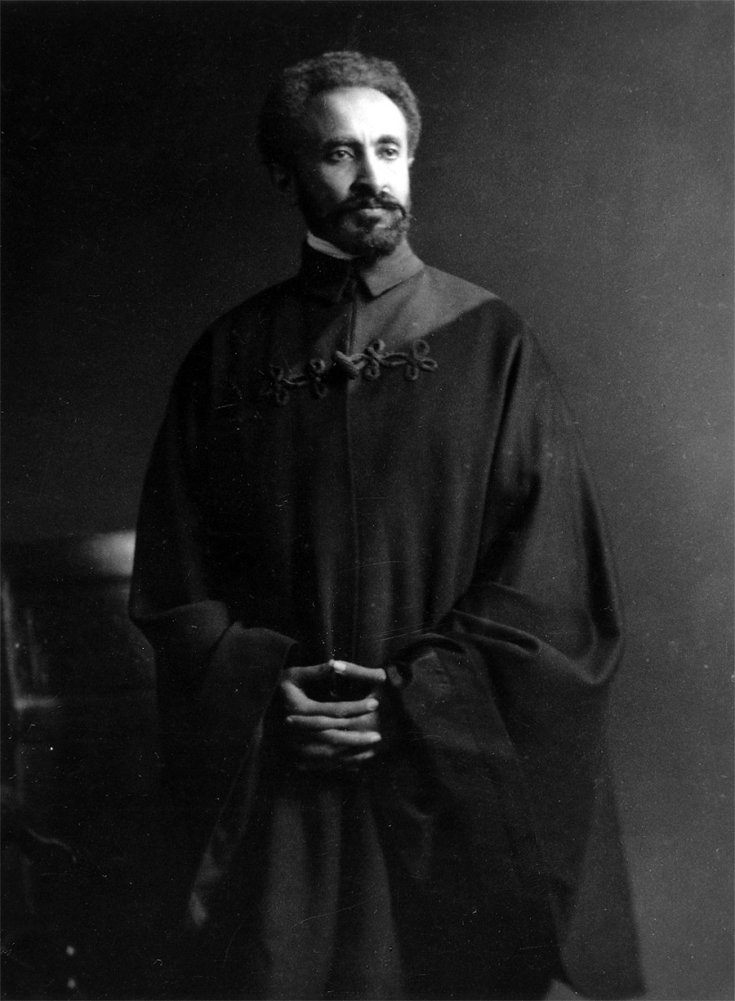 Haile Selassie: el último emperador de Etiopía, descendiente del rey Salomón y de la reina de Saba. Haile Selassie: el último emperador de Etiopía, descendiente del rey Salomón y de la reina de Saba.