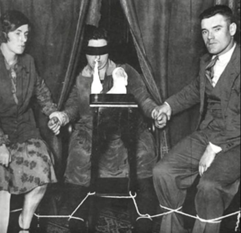 Helen Duncan: What Britain's Last Witch Was Tried For in the Mid-20th Century