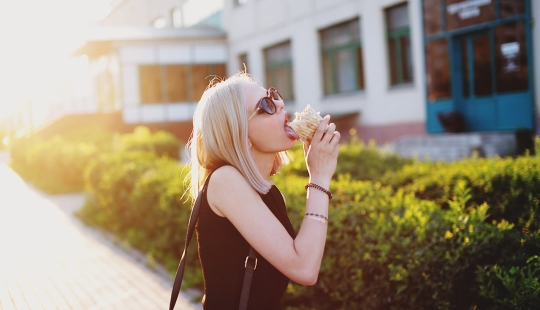 Hermosas chicas y shawarma: ¿qué podría ser más hermoso? Hermosas chicas y shawarma: ¿qué podría ser más hermoso?