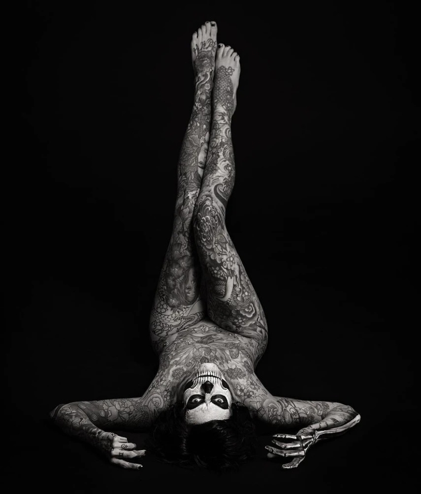 Hermosas chicas y sus tatuajes: 32 fotos en blanco y negro imbuidas de una estética encantadora Hermosas chicas y sus tatuajes: 32 fotos en blanco y negro imbuidas de una estética encantadora