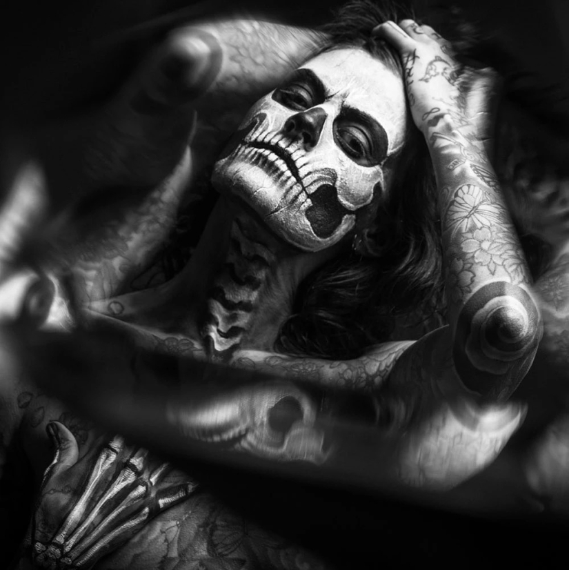 Hermosas chicas y sus tatuajes: 32 fotos en blanco y negro imbuidas de una estética encantadora Hermosas chicas y sus tatuajes: 32 fotos en blanco y negro imbuidas de una estética encantadora