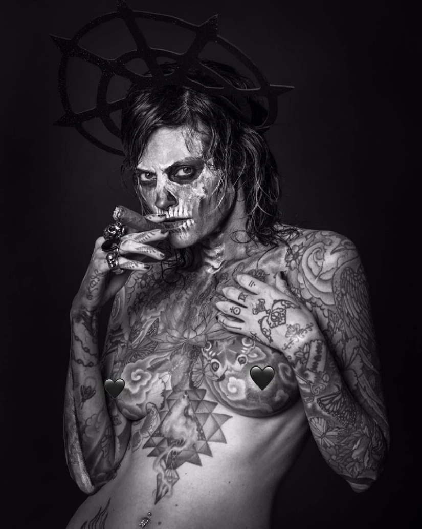 Hermosas chicas y sus tatuajes: 32 fotos en blanco y negro imbuidas de una estética encantadora Hermosas chicas y sus tatuajes: 32 fotos en blanco y negro imbuidas de una estética encantadora