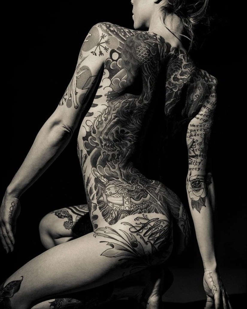 Hermosas chicas y sus tatuajes: 32 fotos en blanco y negro imbuidas de una estética encantadora Hermosas chicas y sus tatuajes: 32 fotos en blanco y negro imbuidas de una estética encantadora