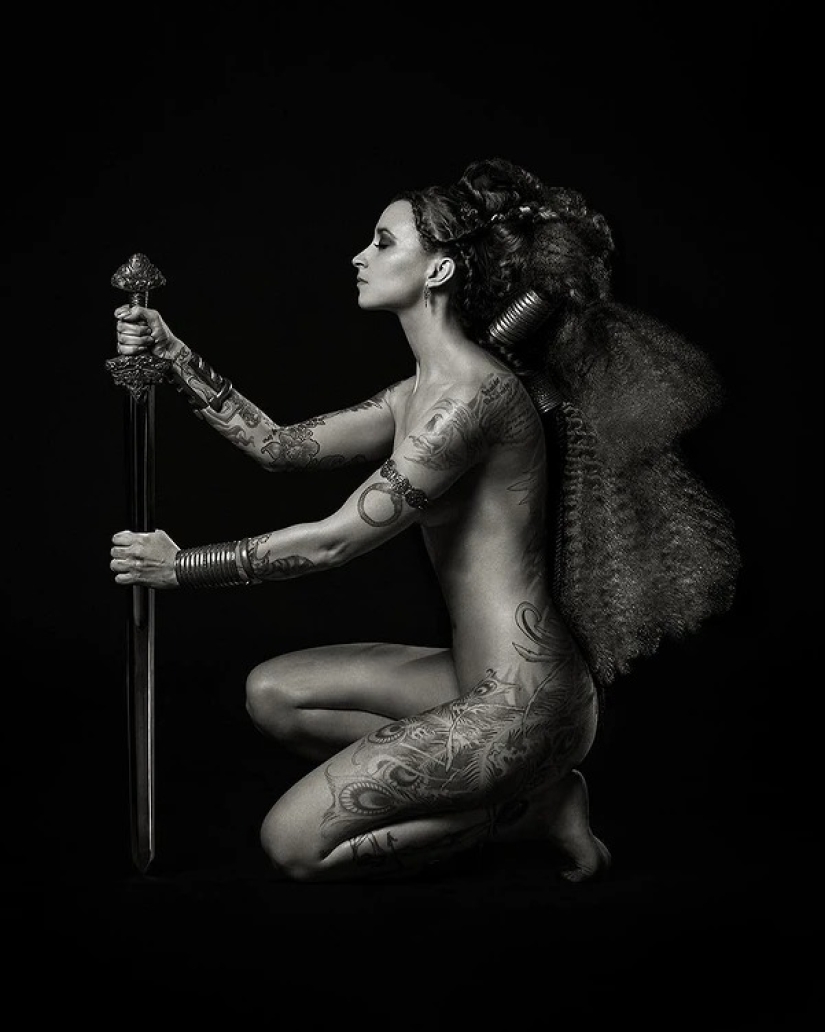 Hermosas chicas y sus tatuajes: 32 fotos en blanco y negro imbuidas de una estética encantadora Hermosas chicas y sus tatuajes: 32 fotos en blanco y negro imbuidas de una estética encantadora