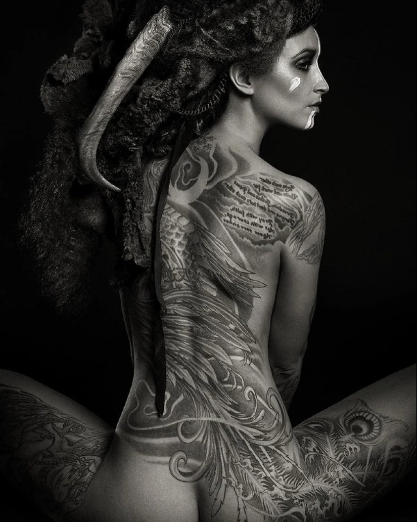 Hermosas chicas y sus tatuajes: 32 fotos en blanco y negro imbuidas de una estética encantadora Hermosas chicas y sus tatuajes: 32 fotos en blanco y negro imbuidas de una estética encantadora