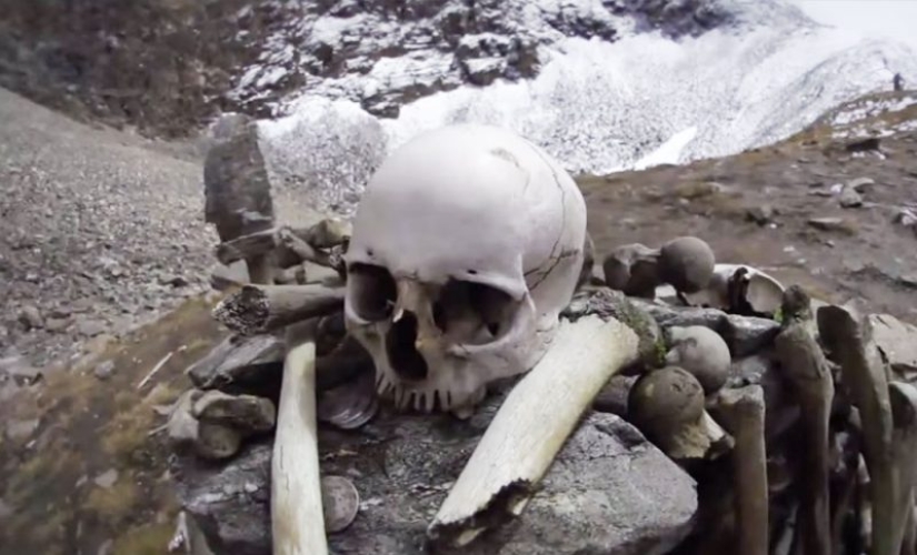 Himalayan Lake Roopkund is a cemetery of 500 people, which keeps its secret Himalayan Lake Roopkund is a cemetery of 500 people, which keeps its secret