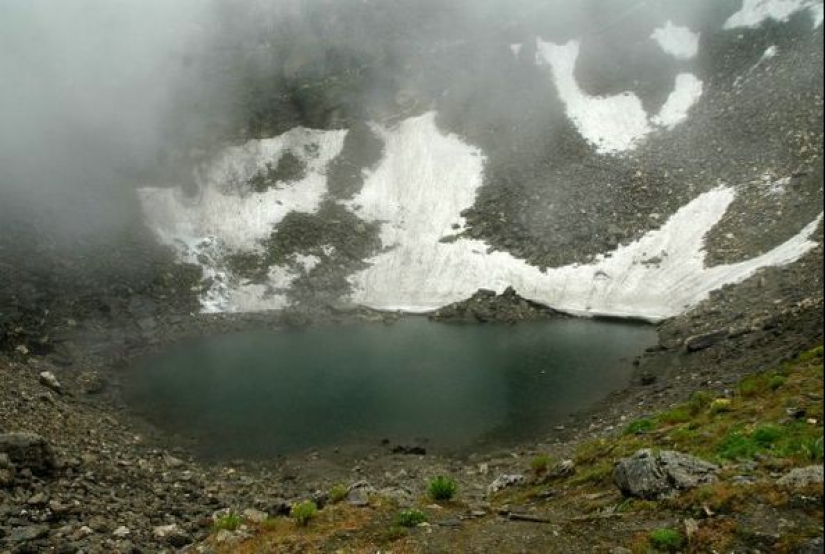 Himalayan Lake Roopkund is a cemetery of 500 people, which keeps its secret Himalayan Lake Roopkund is a cemetery of 500 people, which keeps its secret