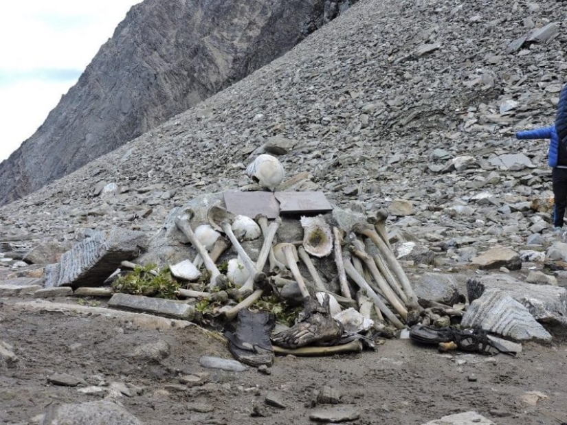 Himalayan Lake Roopkund is a cemetery of 500 people, which keeps its secret Himalayan Lake Roopkund is a cemetery of 500 people, which keeps its secret