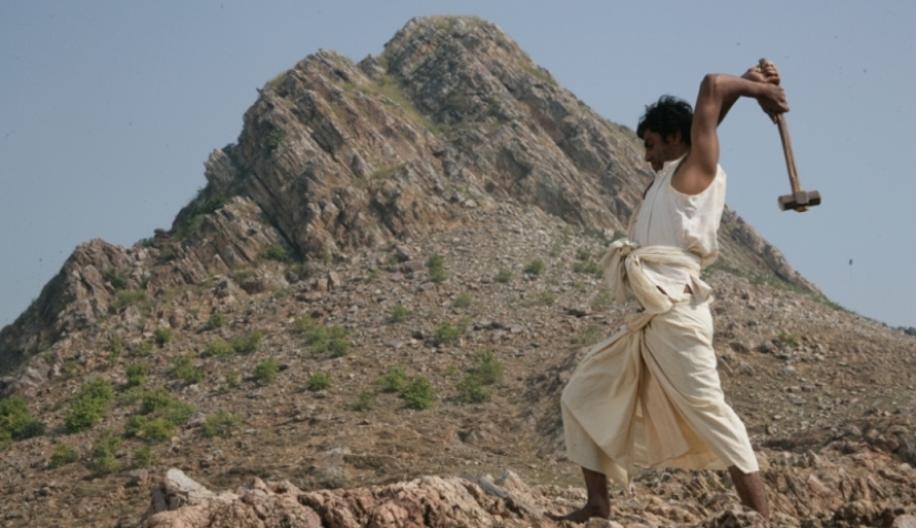 Hindu Dashrath Manjhi - the man who conquered the mountain