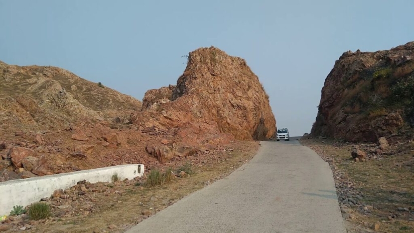 Hindu Dashrath Manjhi - the man who conquered the mountain