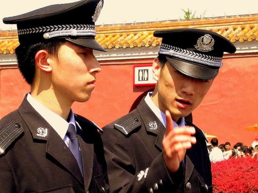 Hip-hop, viajes en el tiempo y otras prohibiciones extrañas en China relacionadas con el curso de la fiesta