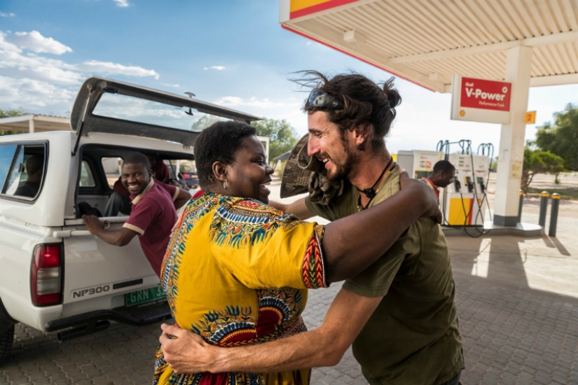 Hitchhiker's guide to the planet: the story of a rebel, traveled the whole world in protest Hitchhiker's guide to the planet: the story of a rebel, traveled the whole world in protest