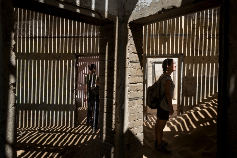 Hitchhiker's guide to the planet: the story of a rebel, traveled the whole world in protest Hitchhiker's guide to the planet: the story of a rebel, traveled the whole world in protest