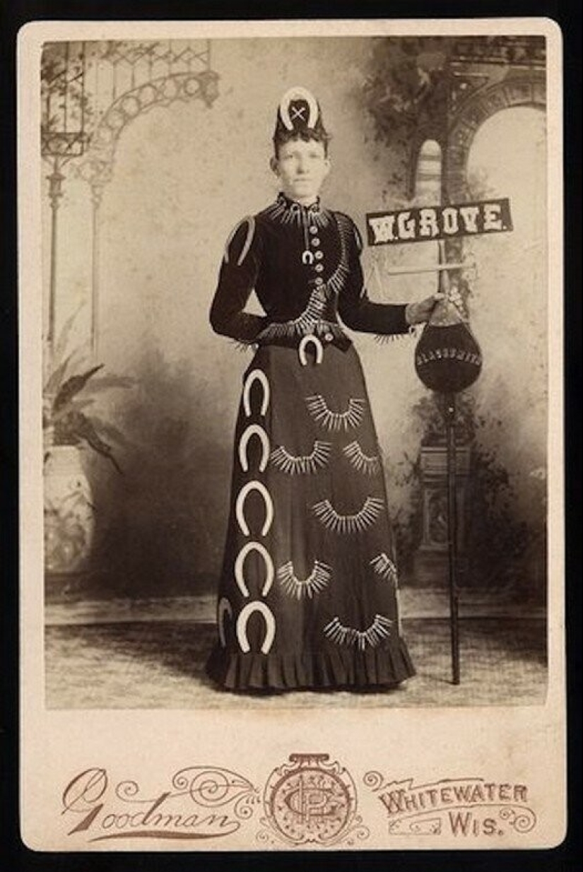 Horseshoes, Spoons and Light Bulbs: The Wildest Costumes of Advertisers of the Past
