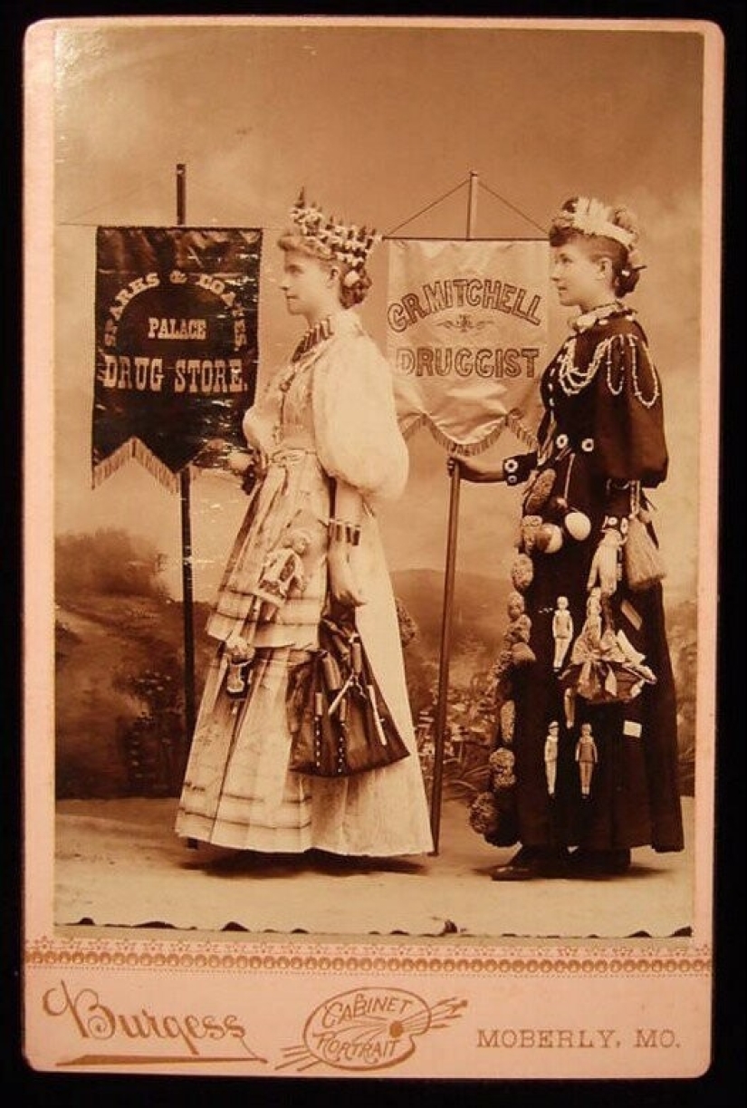 Horseshoes, Spoons and Light Bulbs: The Wildest Costumes of Advertisers of the Past