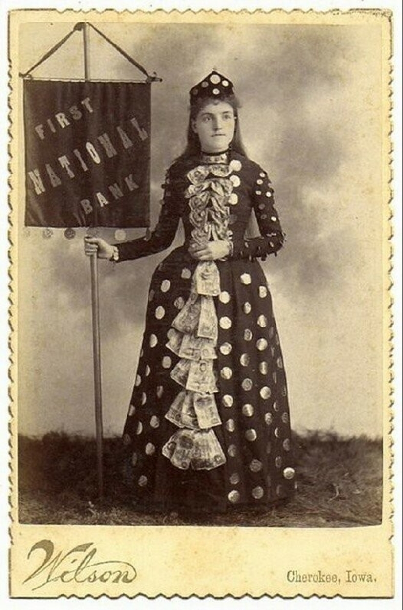 Horseshoes, Spoons and Light Bulbs: The Wildest Costumes of Advertisers of the Past