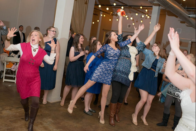 How children, animals and guests spoil wedding photos