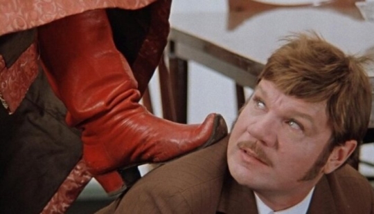 How did high-heeled shoes appear and what does it have to do with horsemen from Ancient Persia