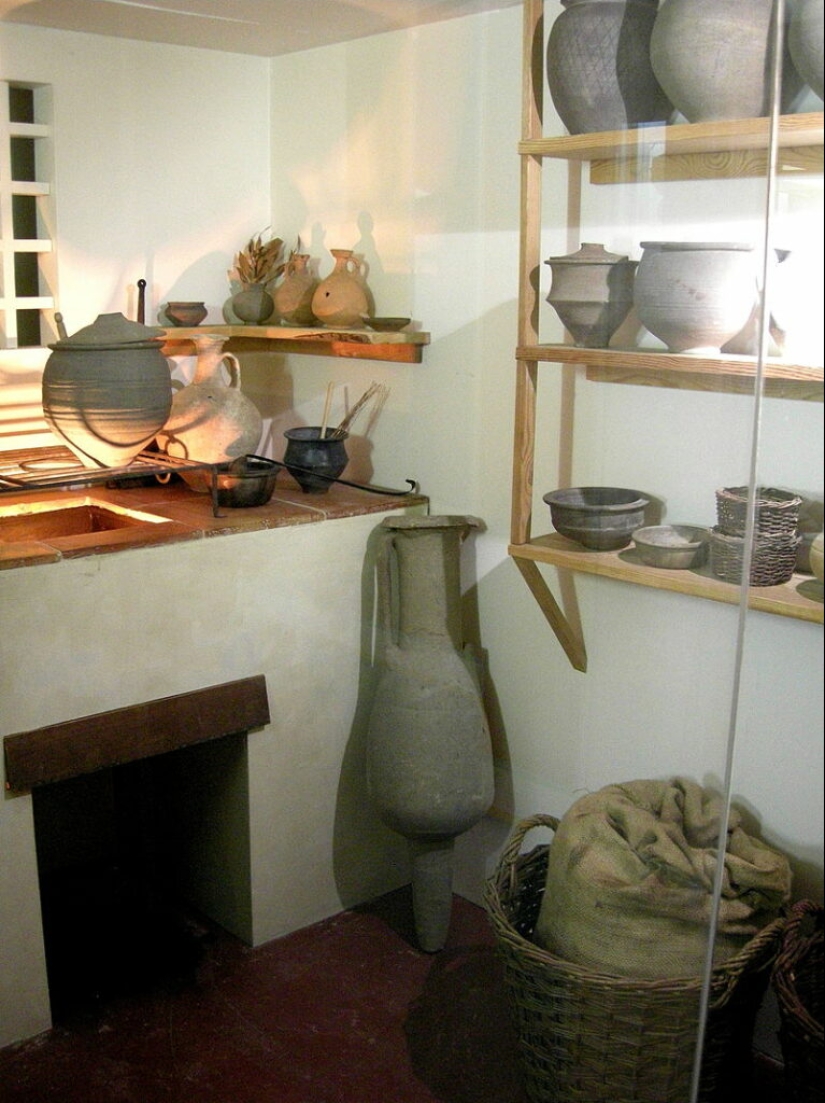 How did ordinary people live in Ancient Rome? How did ordinary people live in Ancient Rome?