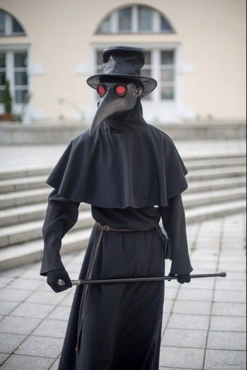 How did the costume of the plague doctor and why he looks so weird