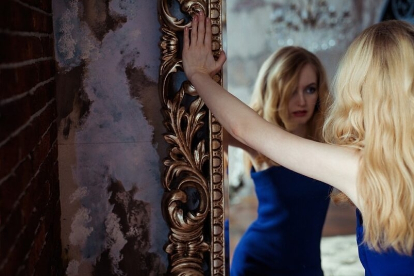 How did the superstition about broken mirrors appear and why did it turn out to be so tenacious