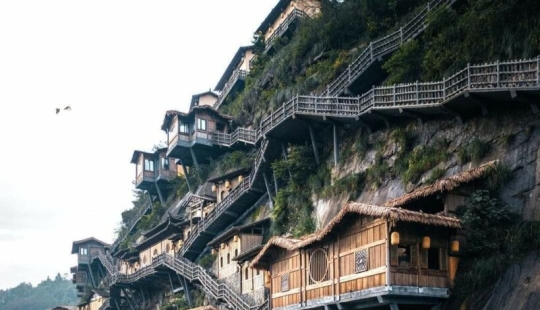 How did the “vertical” Chinese village of Wangxian appear and who lives in it?