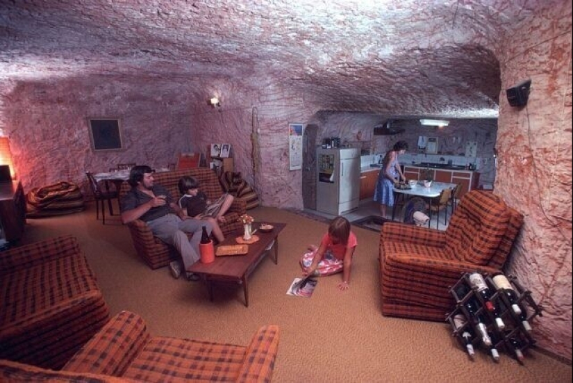 How do the inhabitants of Coober Pedy live, the city under the ground, which you definitely saw in the movies How do the inhabitants of Coober Pedy live, the city under the ground, which you definitely saw in the movies
