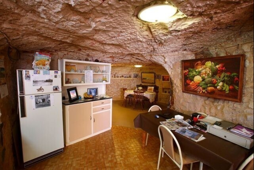 How do the inhabitants of Coober Pedy live, the city under the ground, which you definitely saw in the movies How do the inhabitants of Coober Pedy live, the city under the ground, which you definitely saw in the movies